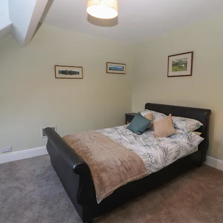 23 Chatsworth Square *