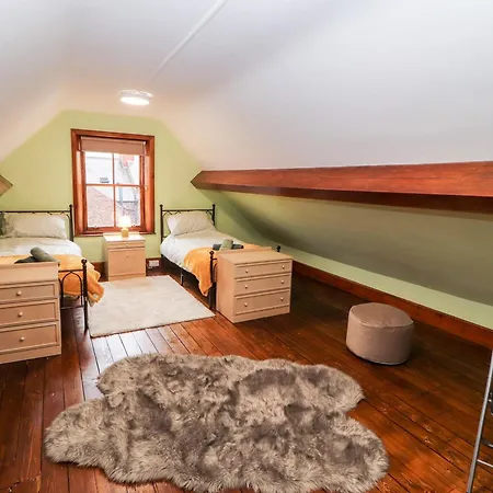 23 Chatsworth Square *